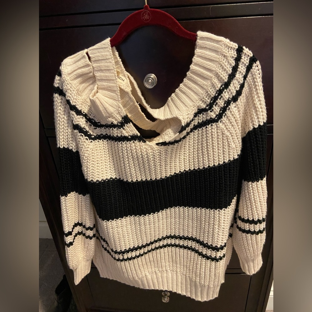 Adorable open shoulder sweater from VICI. Cream and blue stripes size S